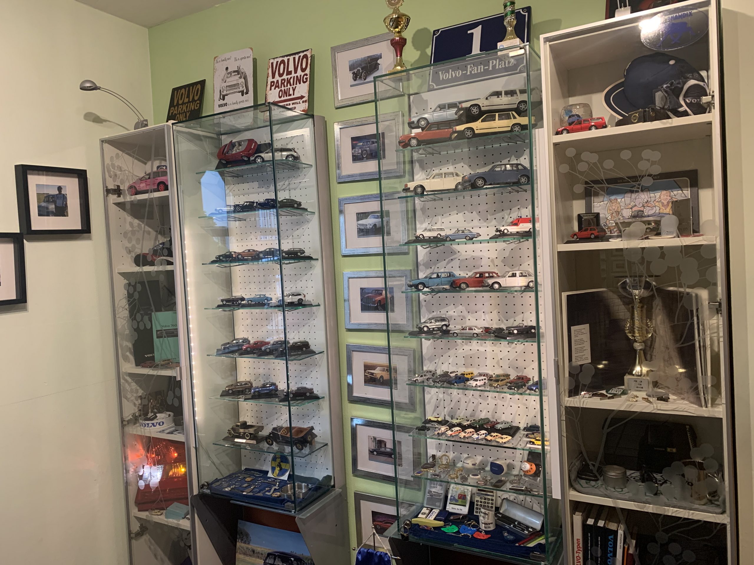 Vitrine mit Volvo-Modellautos