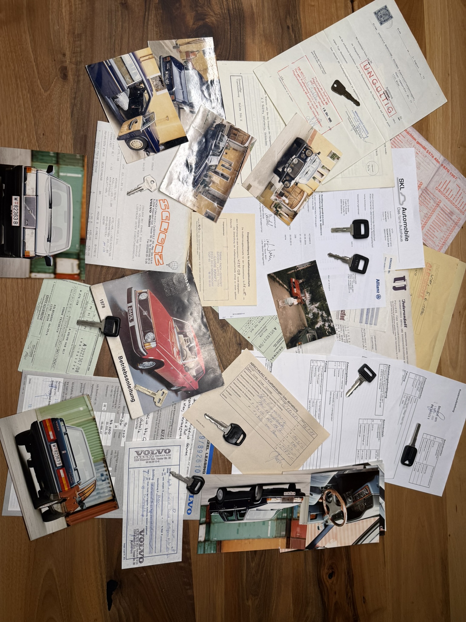 Dokumente, Schlüssel und Fotos aller früheren Volvos