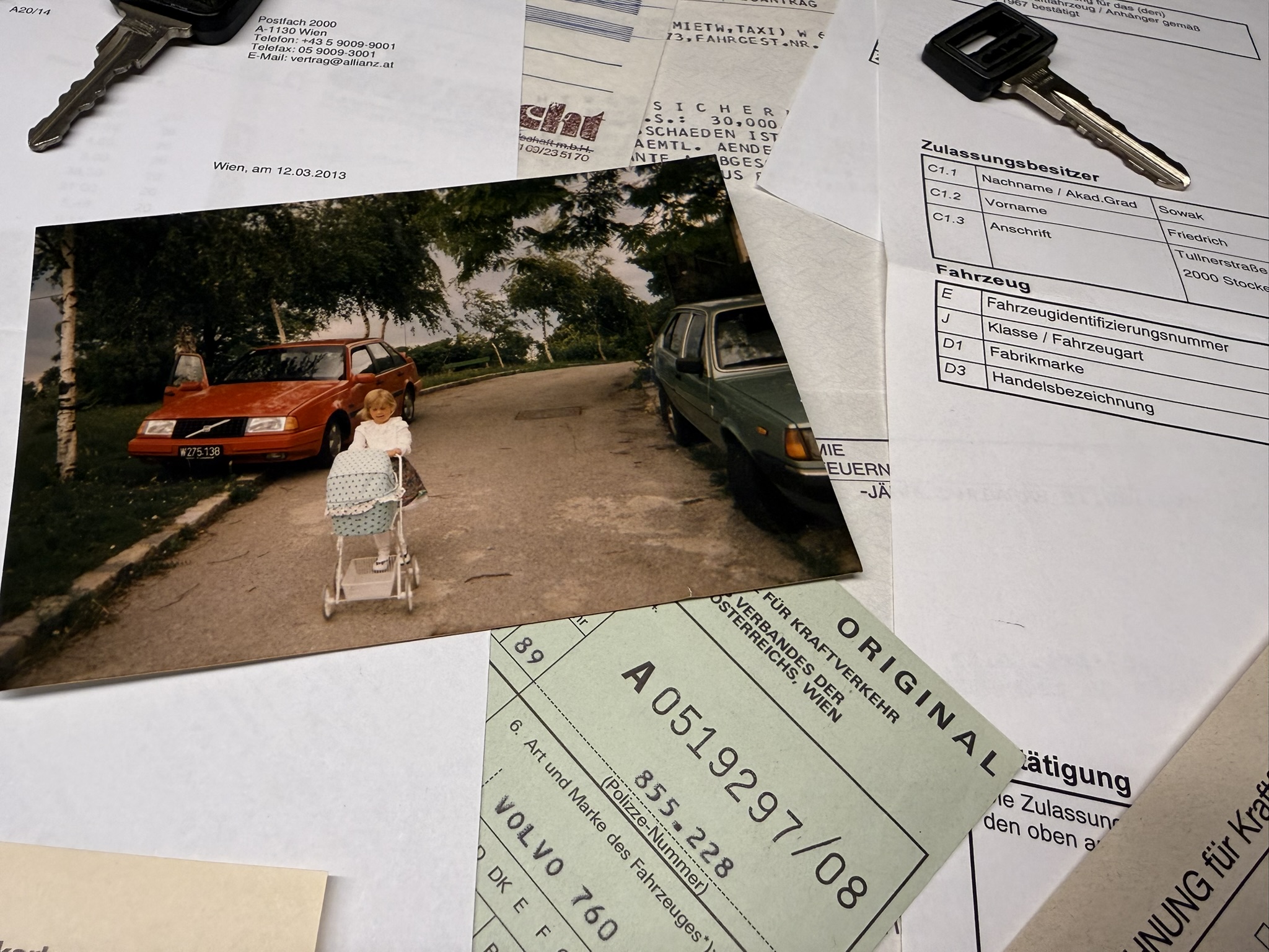 Alte Dokumente und Foto eines früheren Volvos