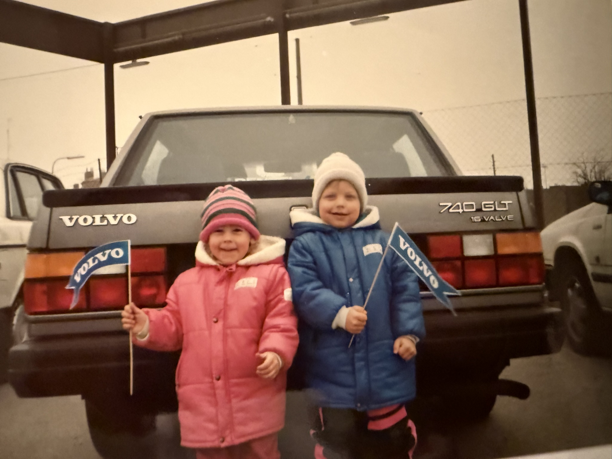 Vor 39 Jahren – zwei Kinder mit Volvo-Fähnchen