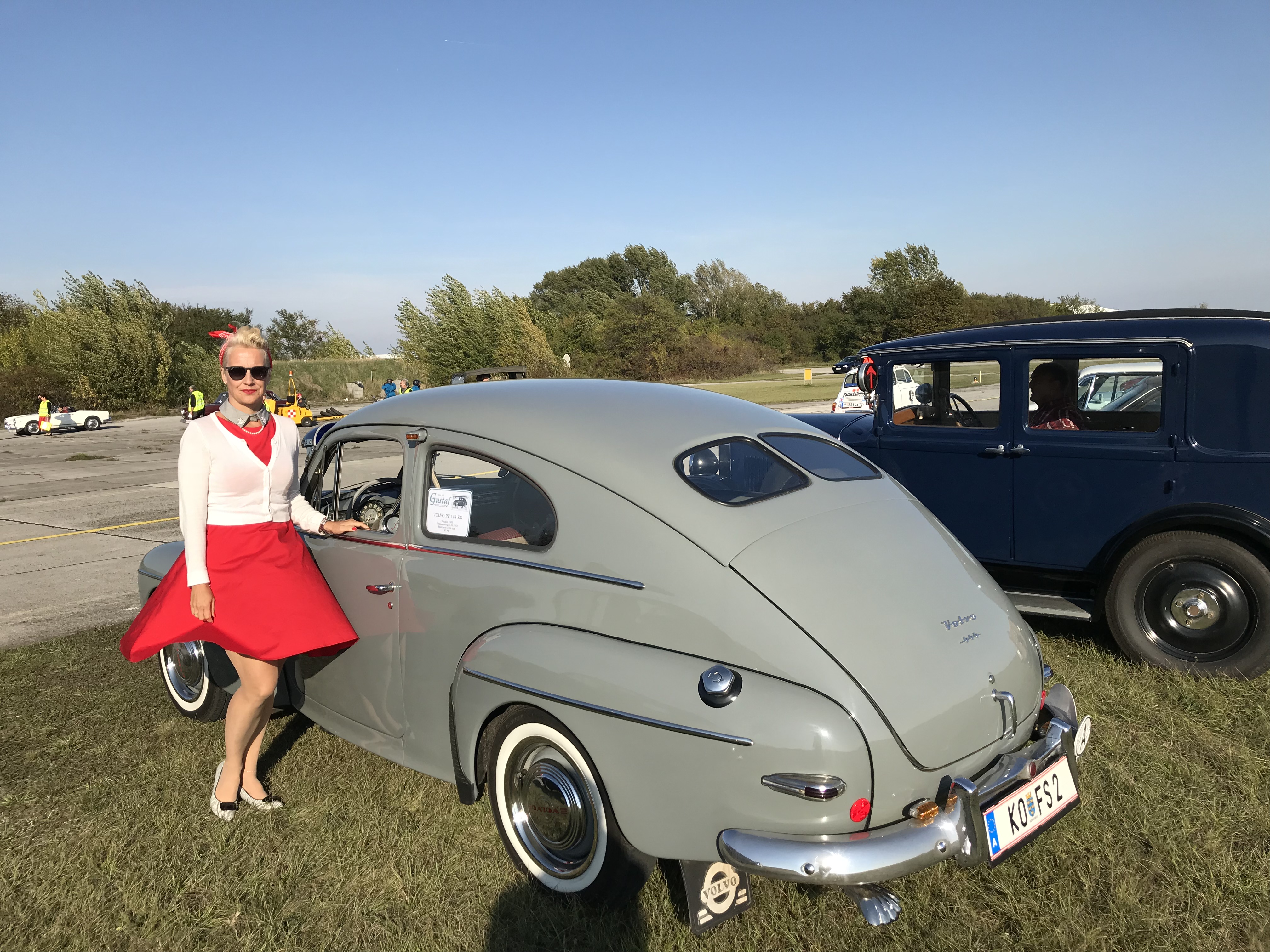 Sabine im 50er-Look neben Gustaf