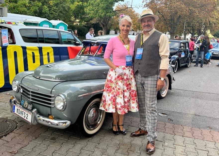 Friedrich und Sabine vor Gustaf bei der Rallye