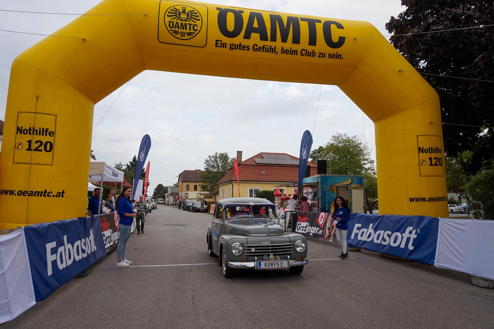 Gustaf fährt durch den ÖAMTC-Torbogen