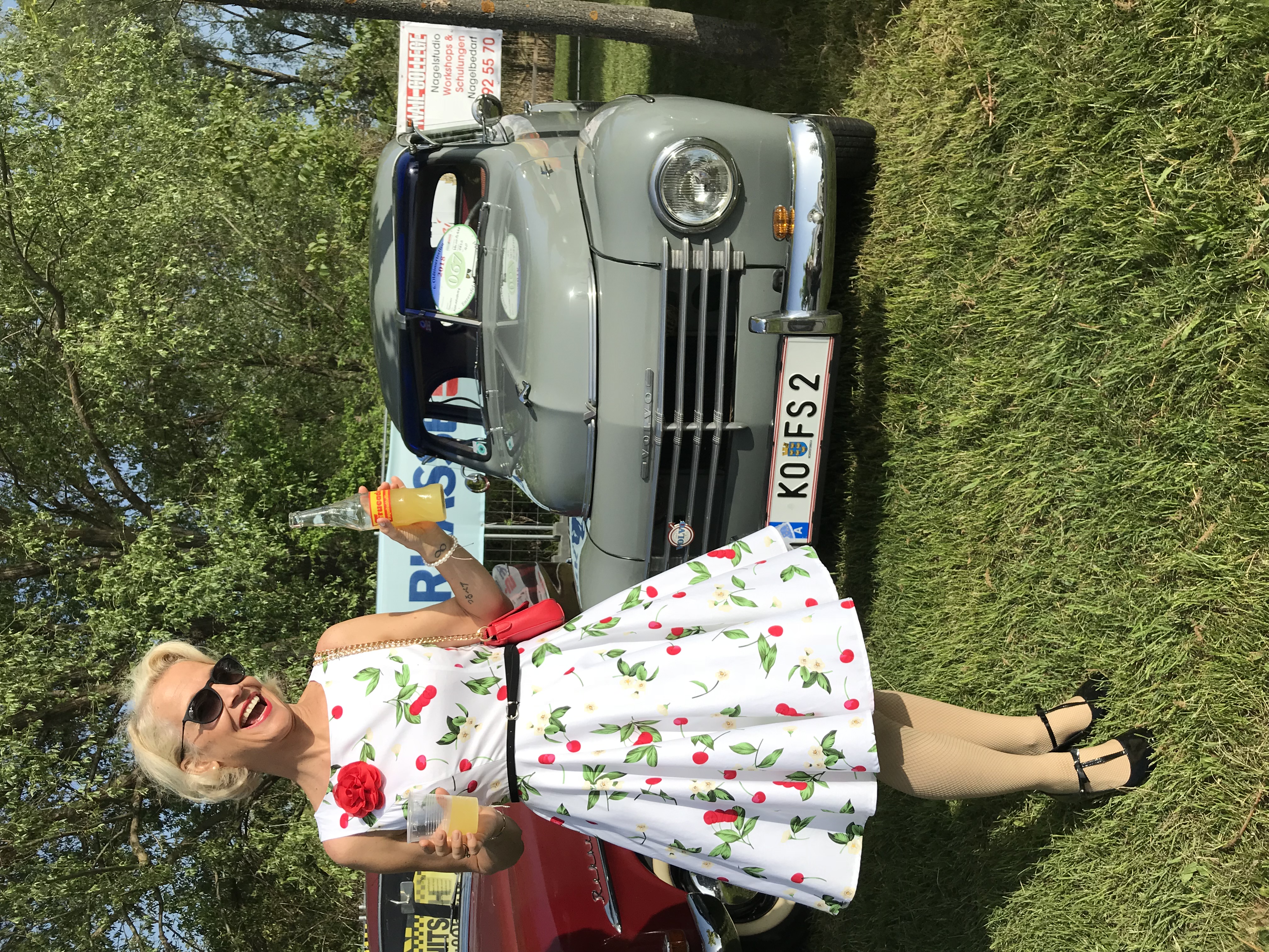 Sabine im Blumenkleid mit Eis vor Gustaf