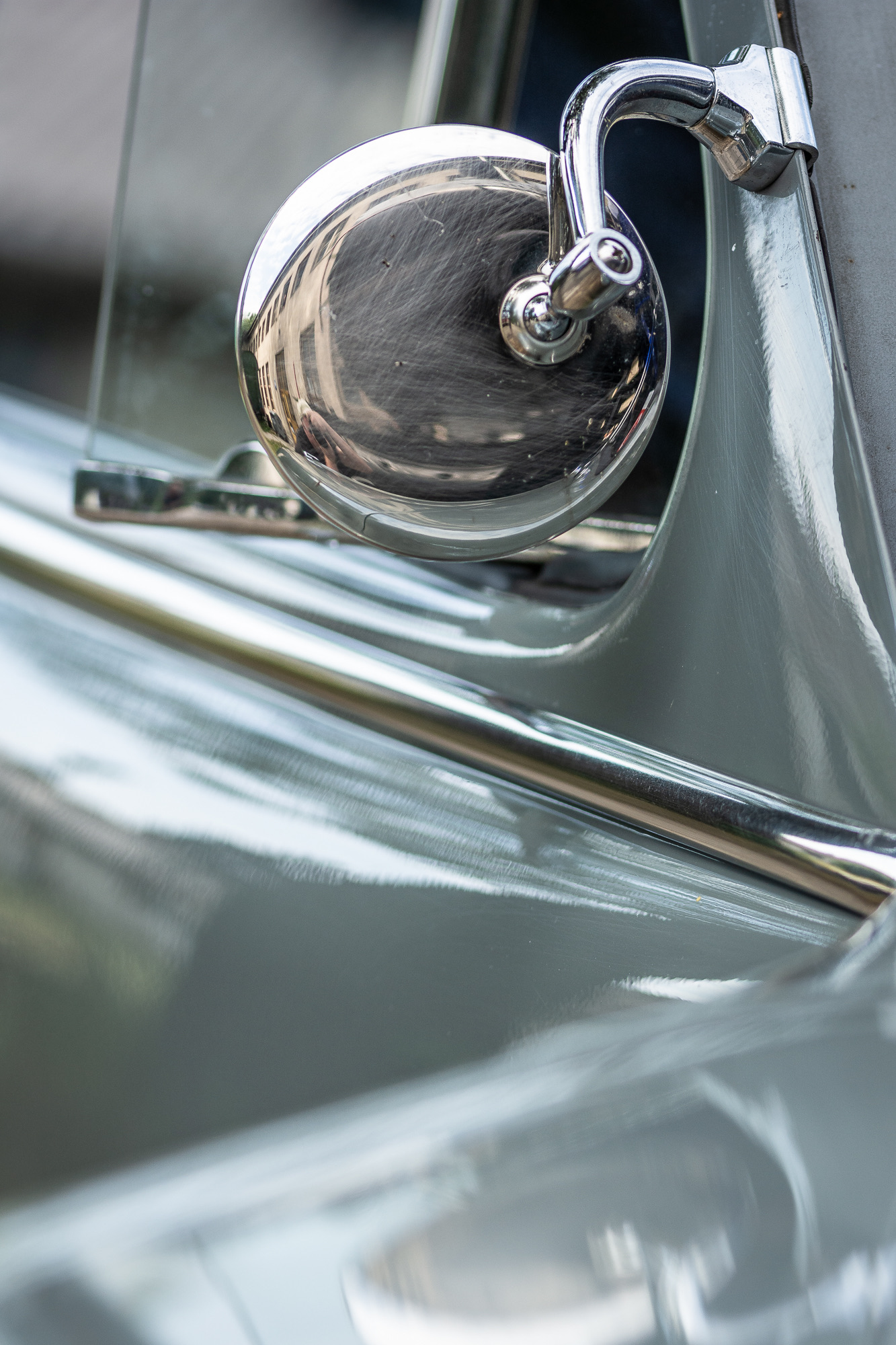 Chrom-Außenspiegel von Gustaf – Detail
