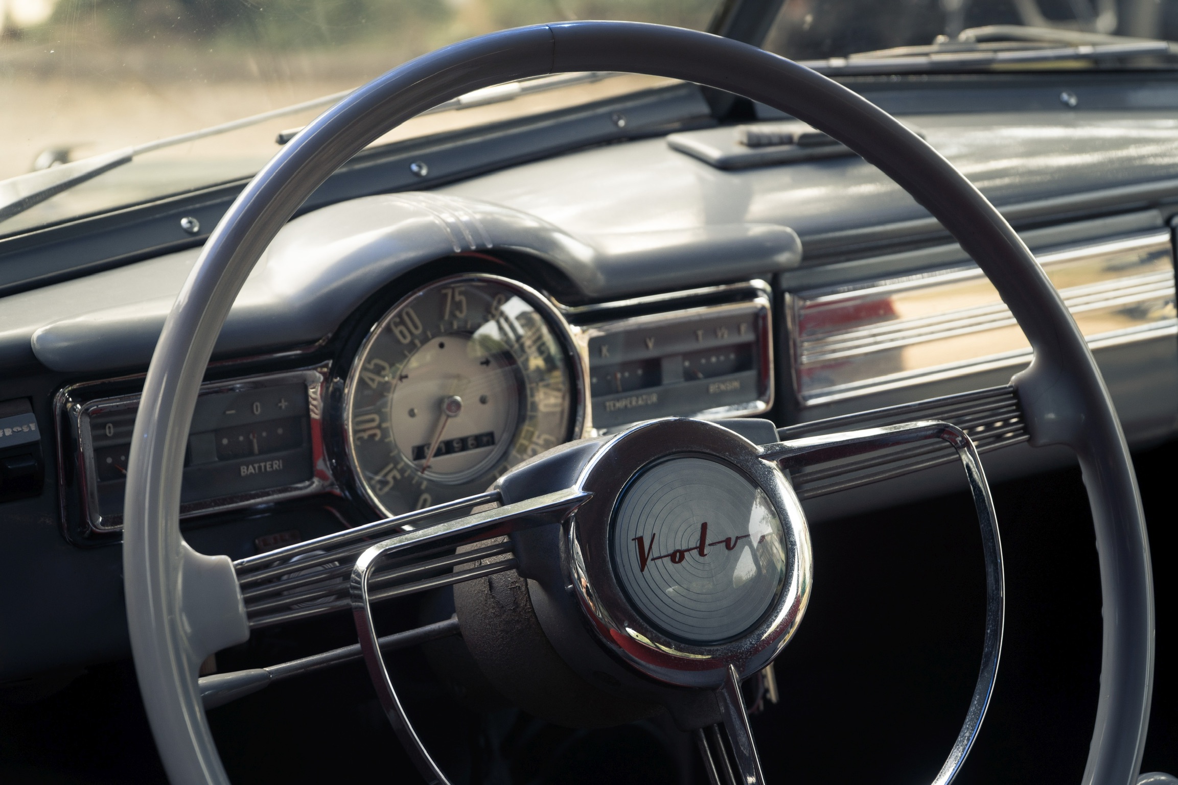 Lenkrad mit Volvo-Logo