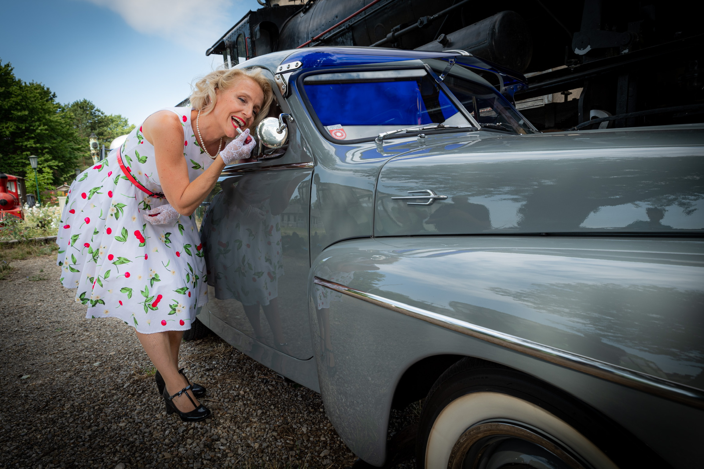 Sabine schaut in Gustafs Spiegel