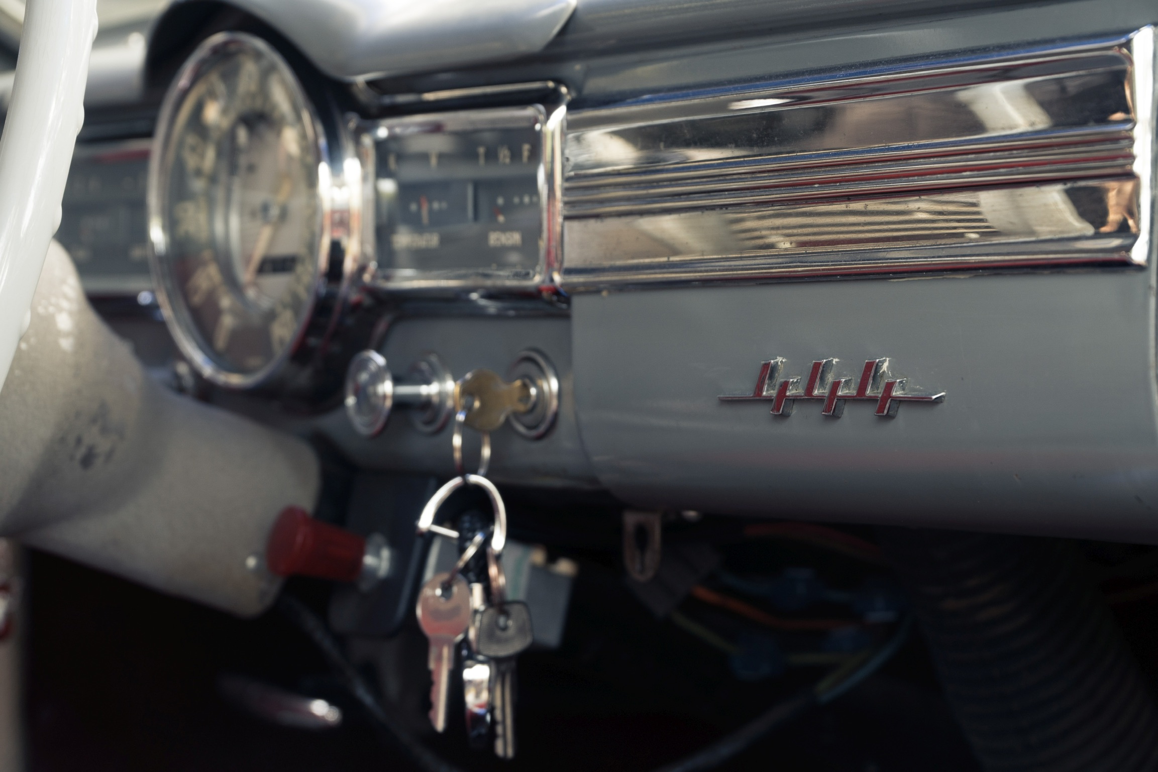 Armaturenbrett mit Schlüssel und 444-Emblem