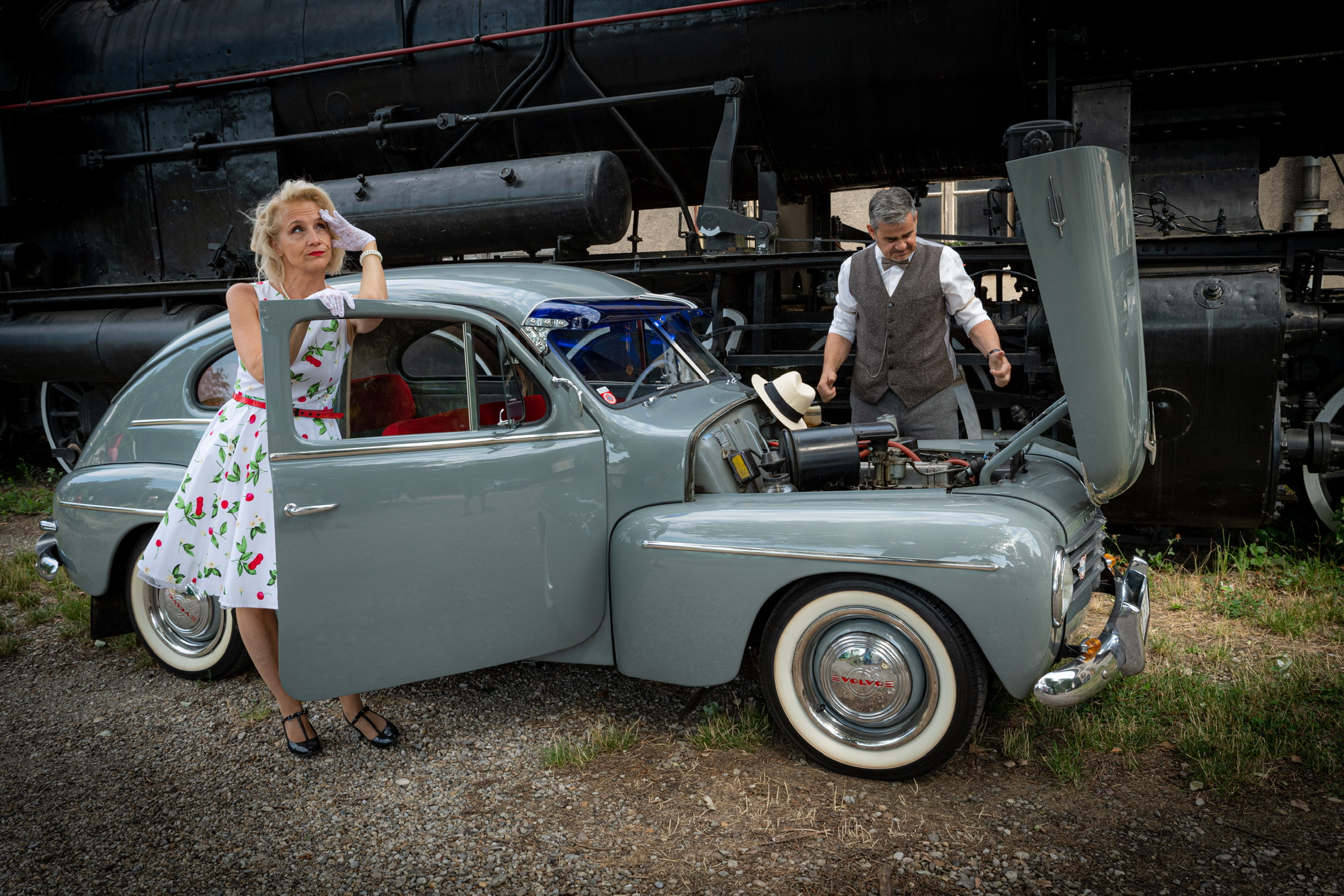 Sabine und Friedrich mit geöffneter Motorhaube
