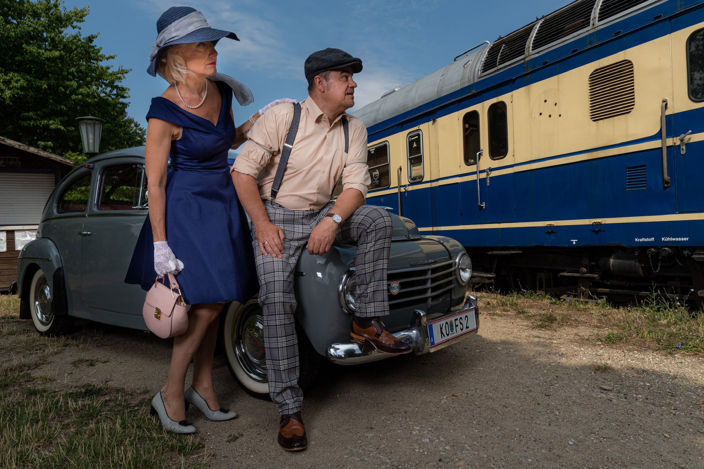 Friedrich und Sabine mit Gustaf vor blauem Zug