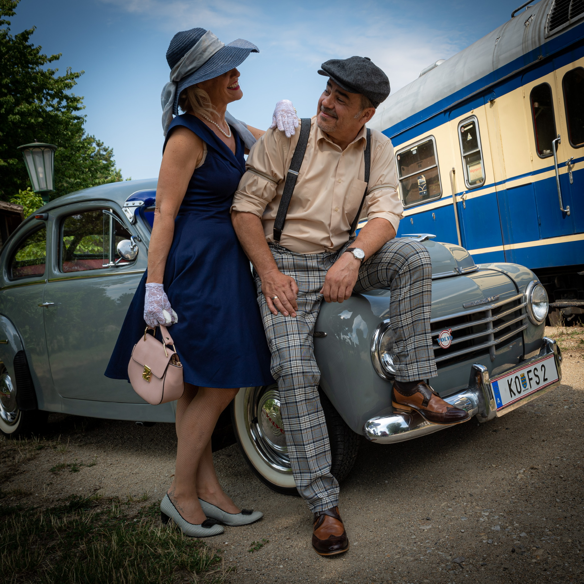 Friedrich und Sabine mit Gustaf vor blauem Zug