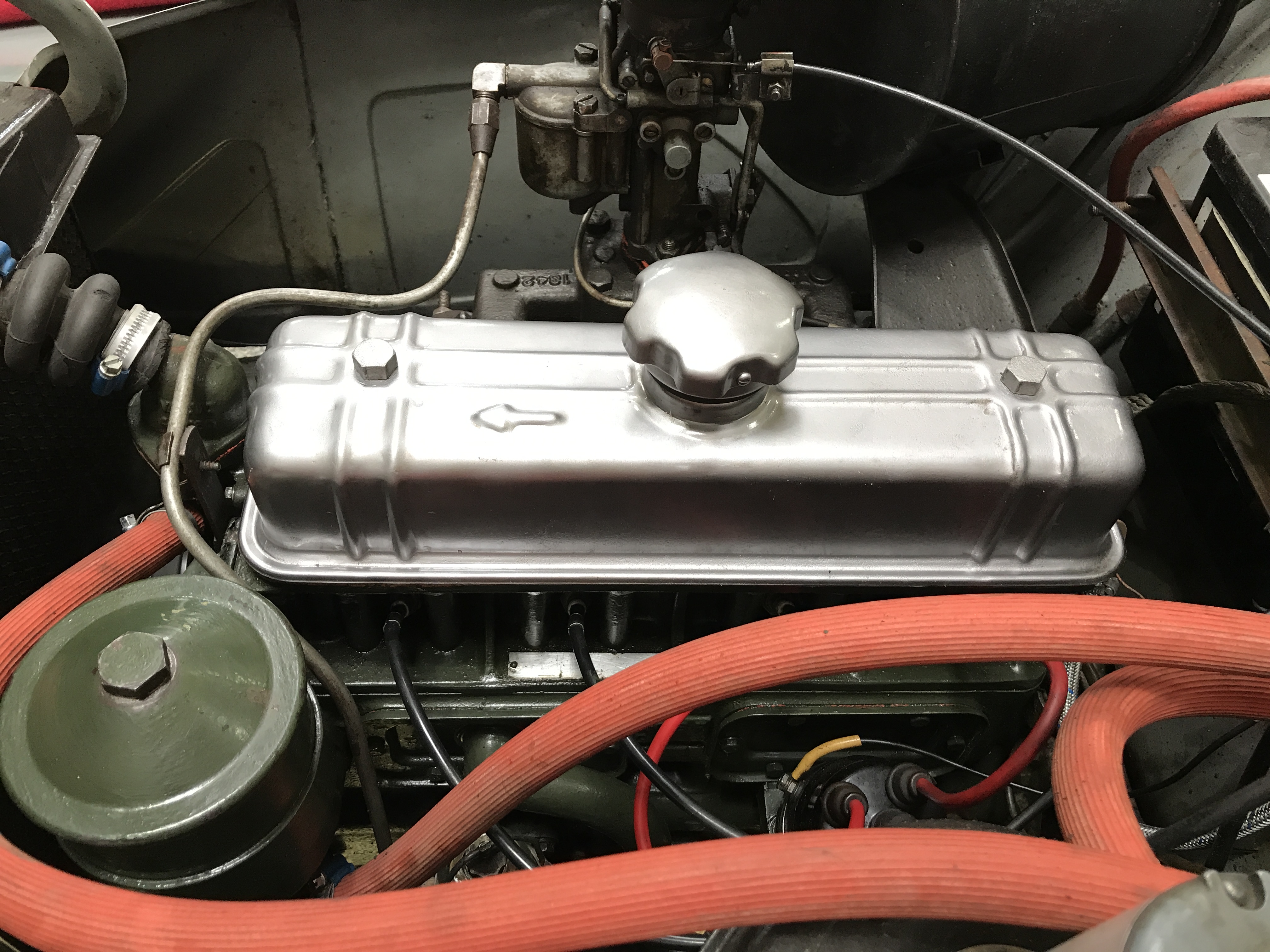 Überholter Motor mit neuen roten Schläuchen