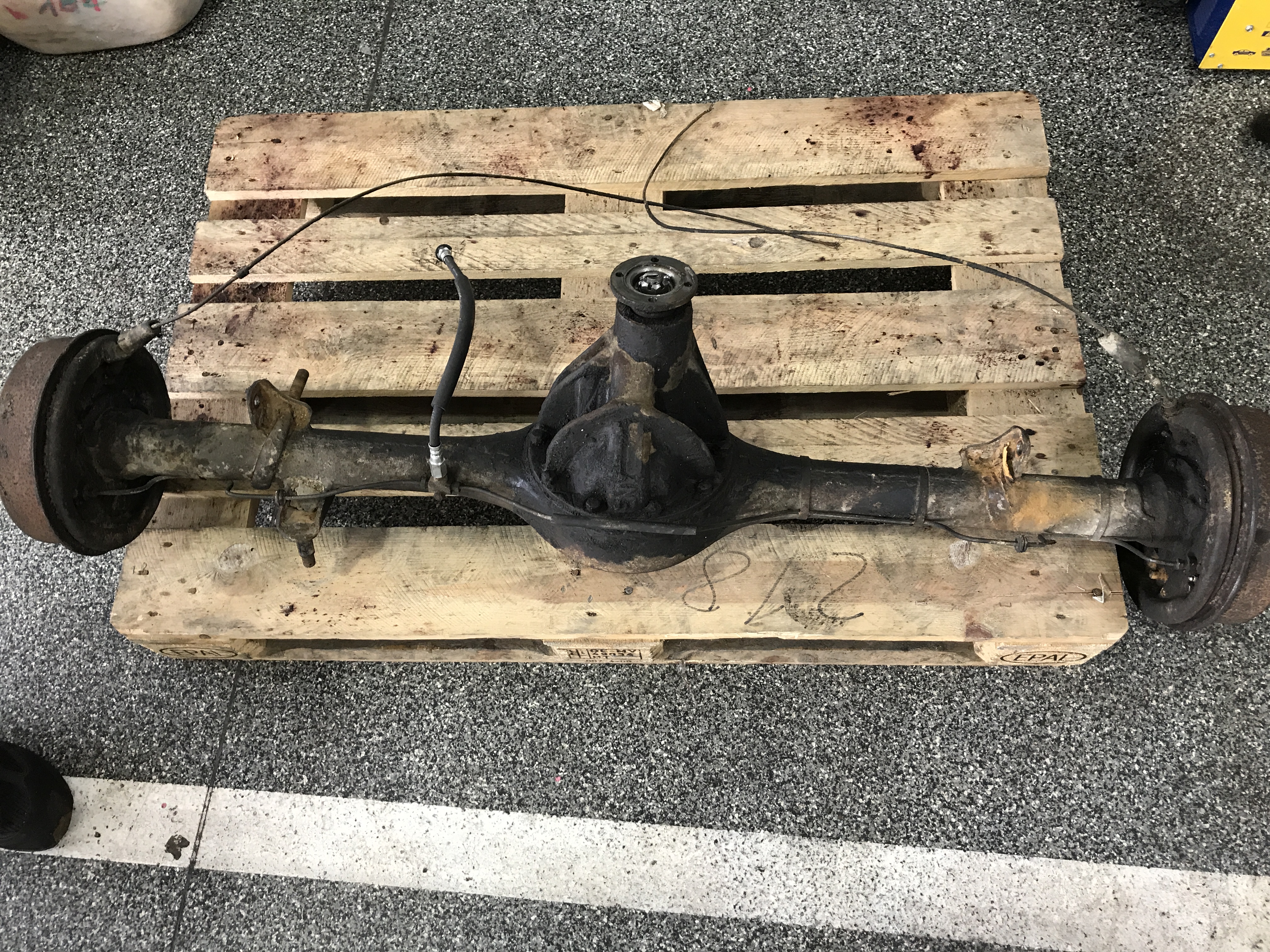 Alte Hinterachse auf der Palette
