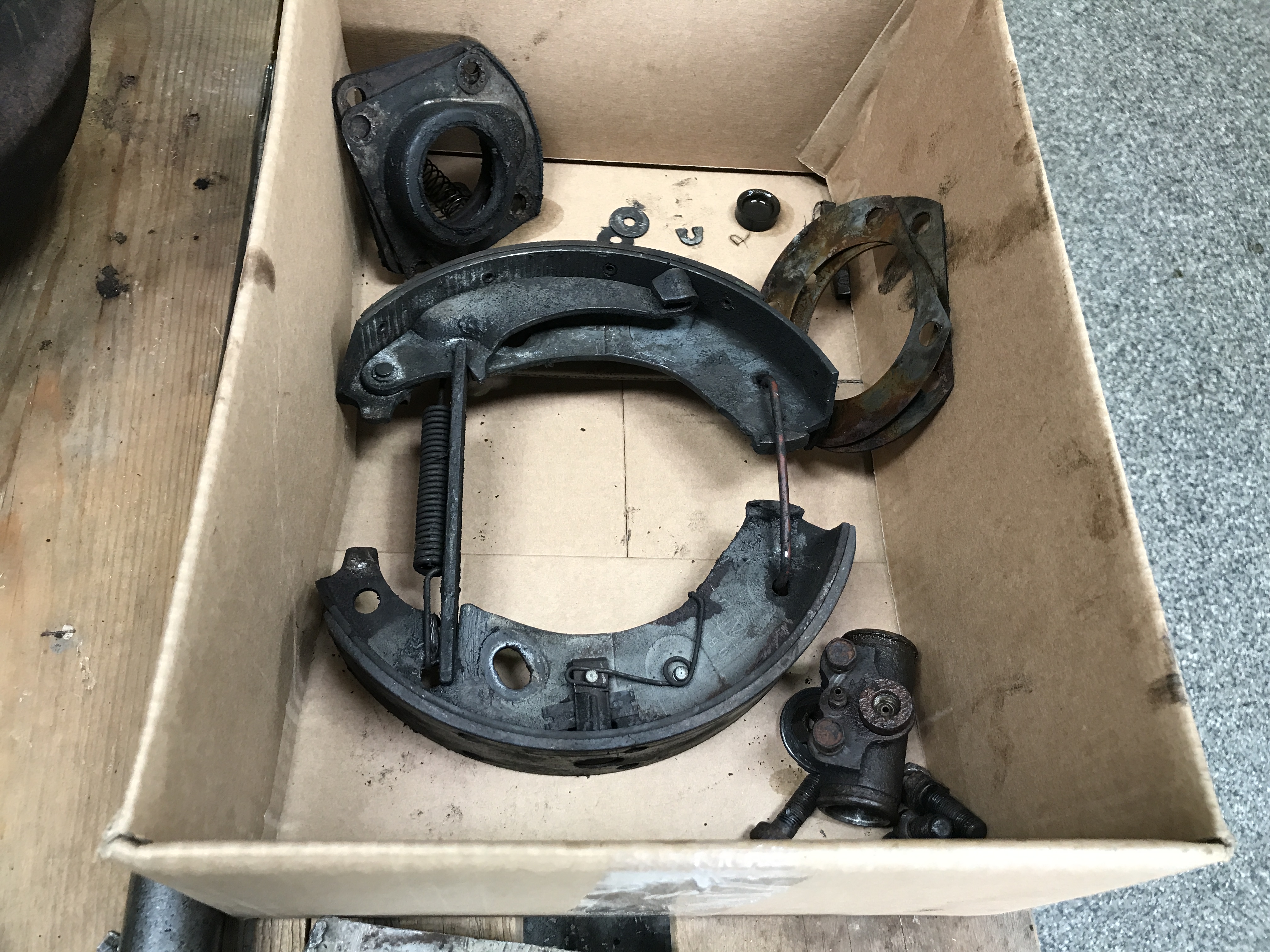 Alte Bremsbacken und Radzylinder