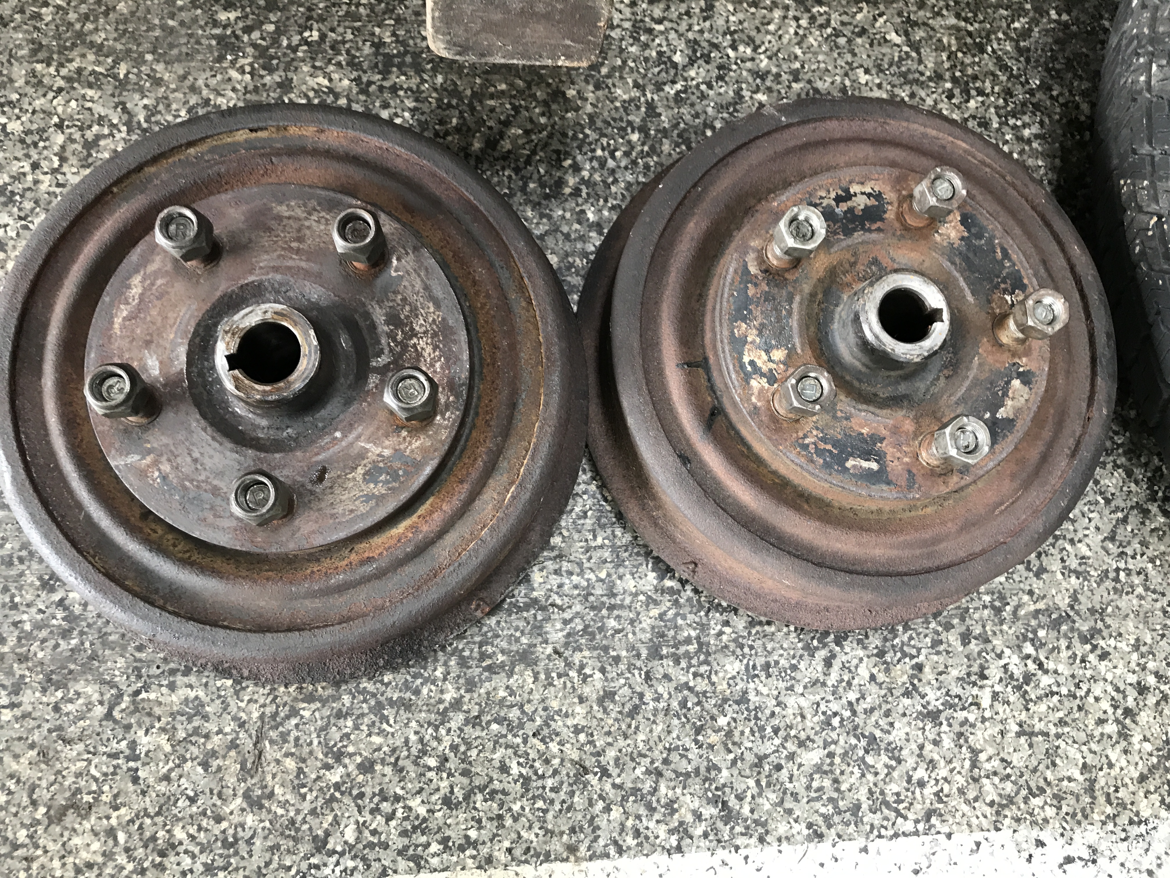 Alte und neue Bremstrommeln im Vergleich