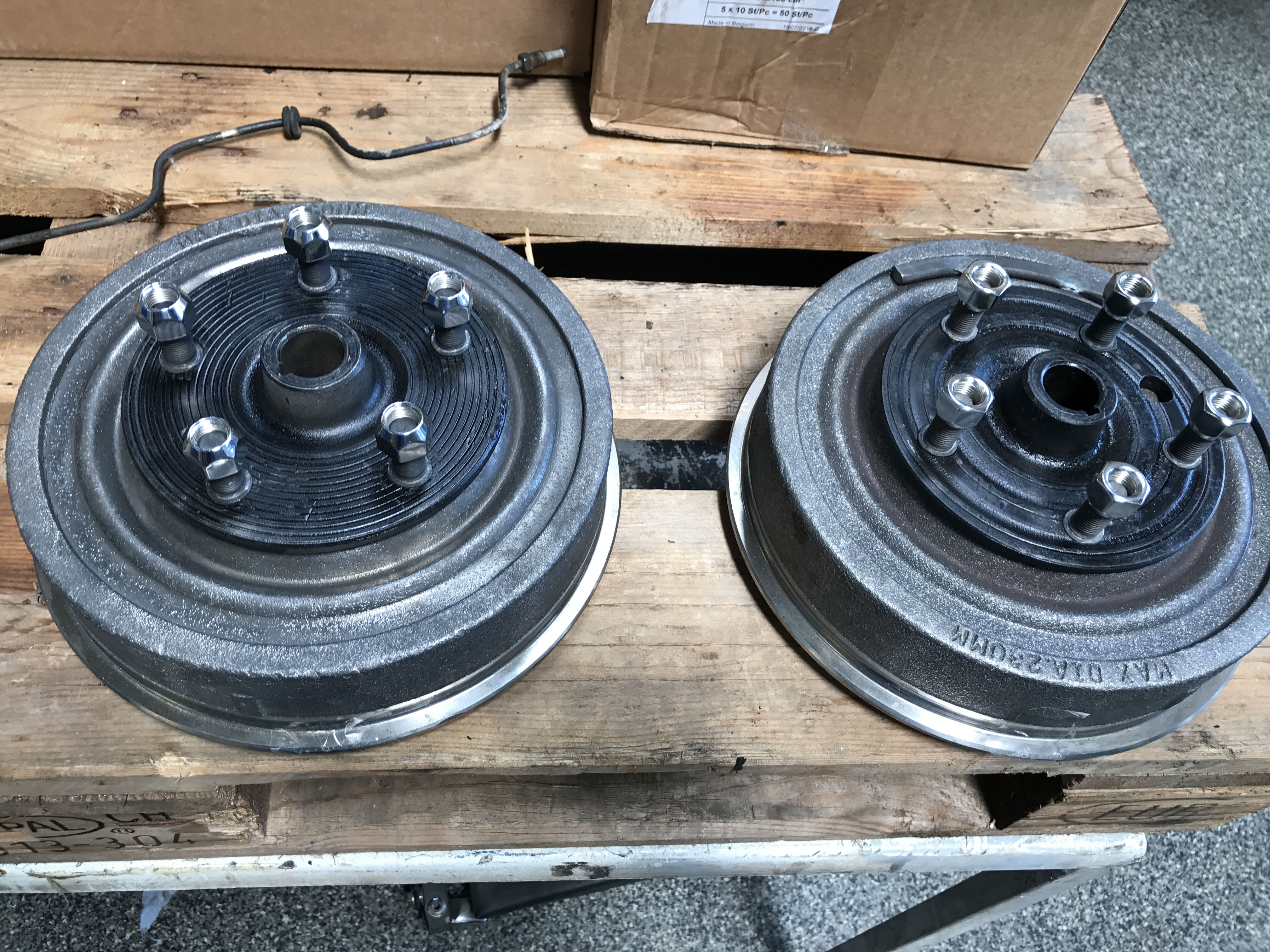 Neue Bremstrommeln auf der Palette