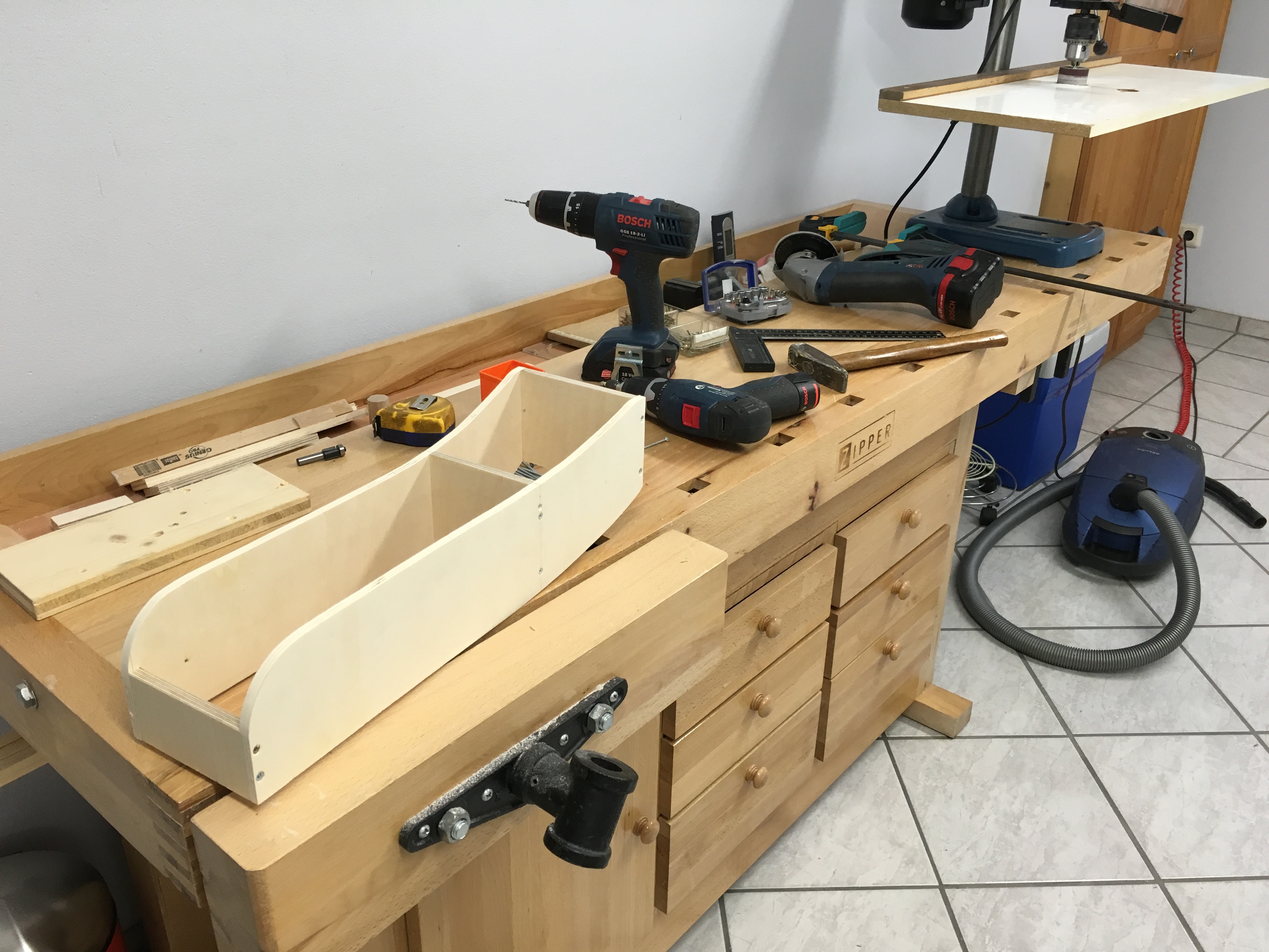 Holzrohling der Mittelkonsole in der Werkstatt