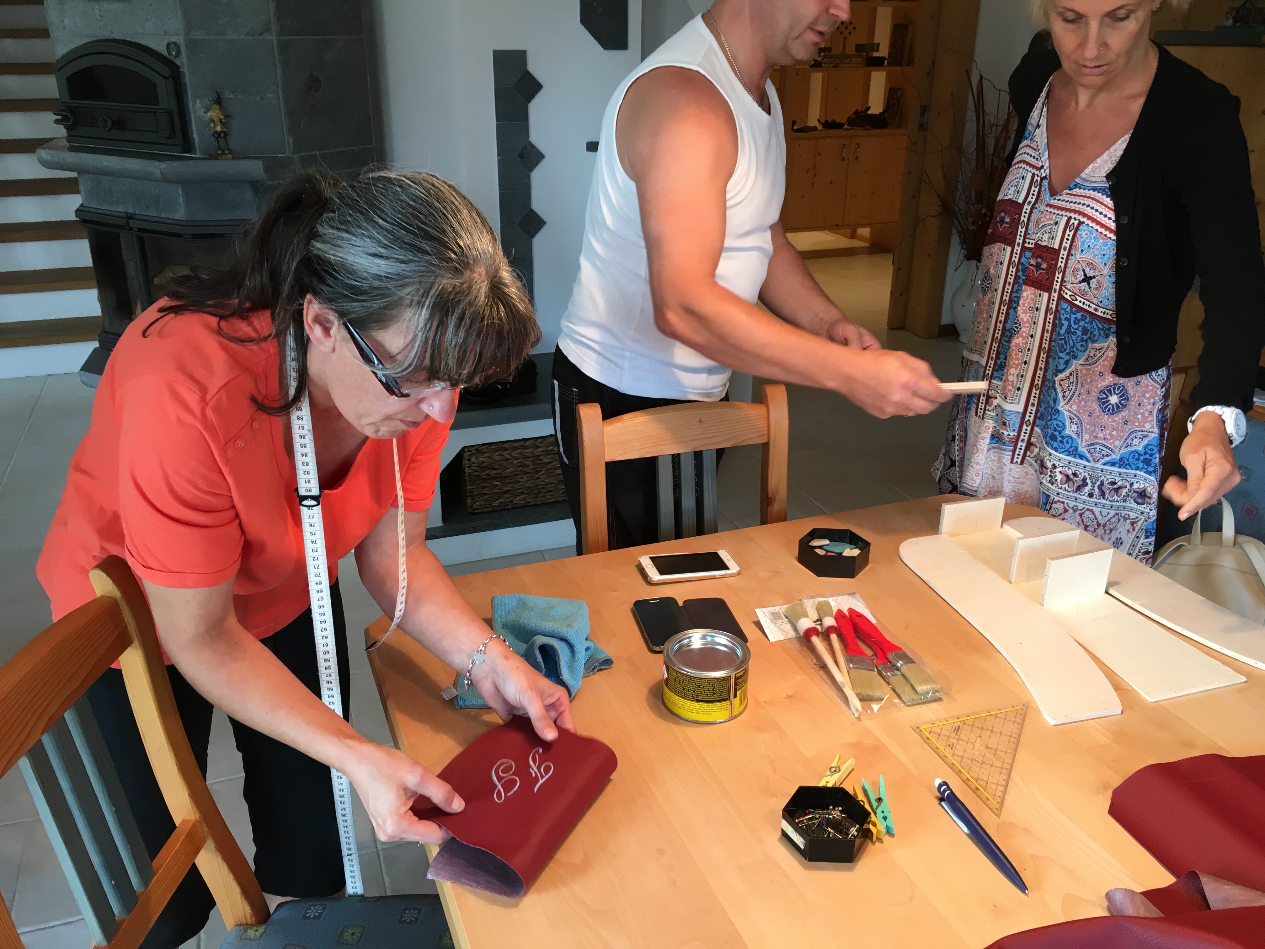 Zuschneiden des Bezugsstoffs