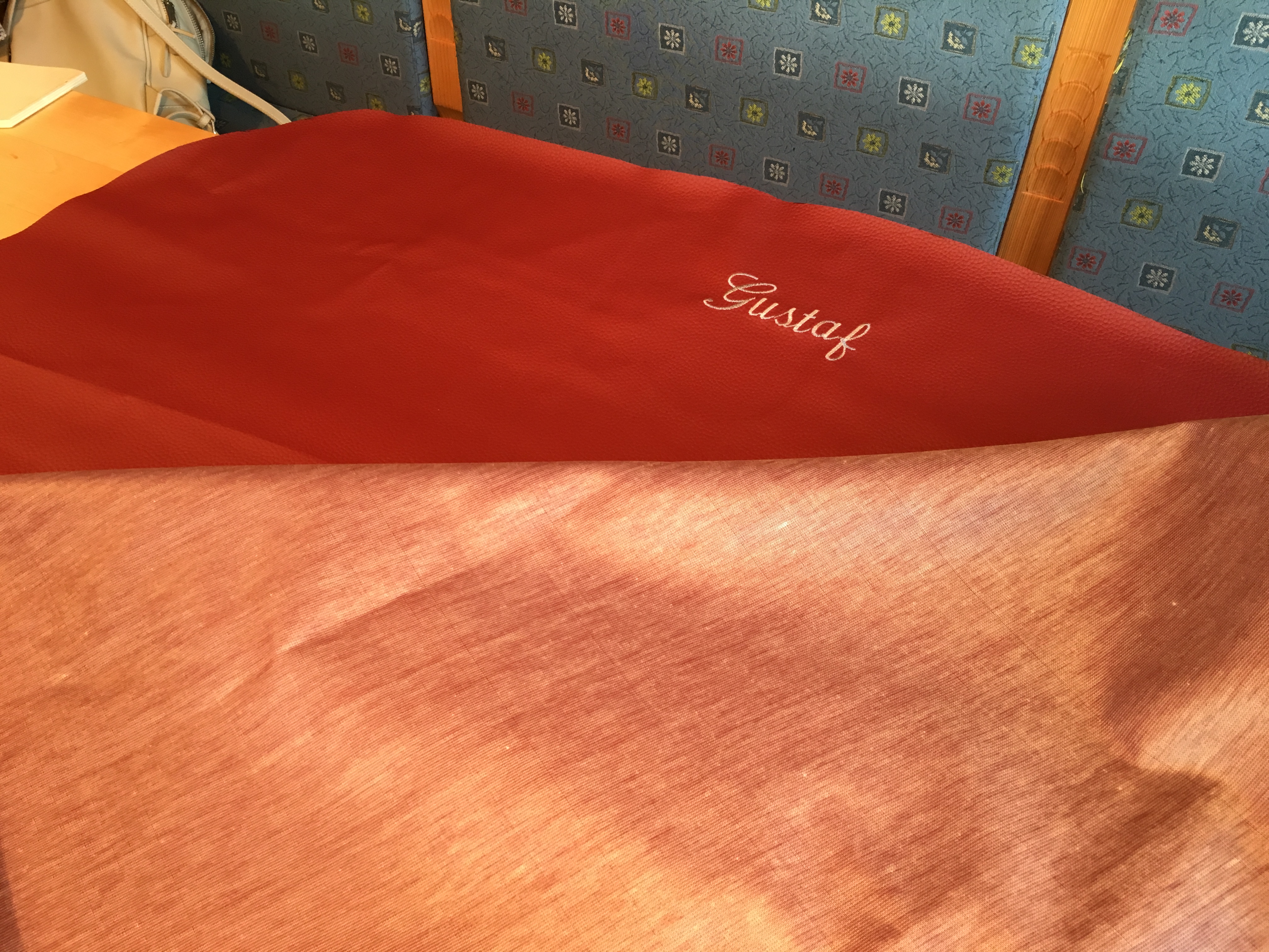 Gustaf-Schriftzug auf der Hutablage