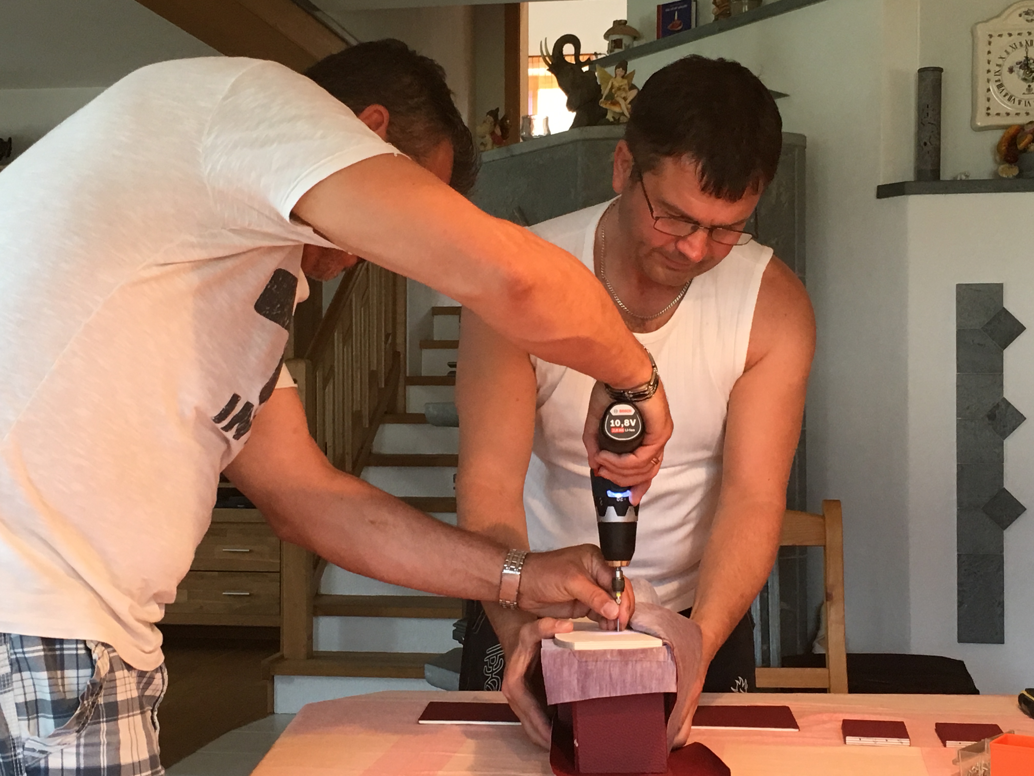 Handarbeit an der Innenverkleidung