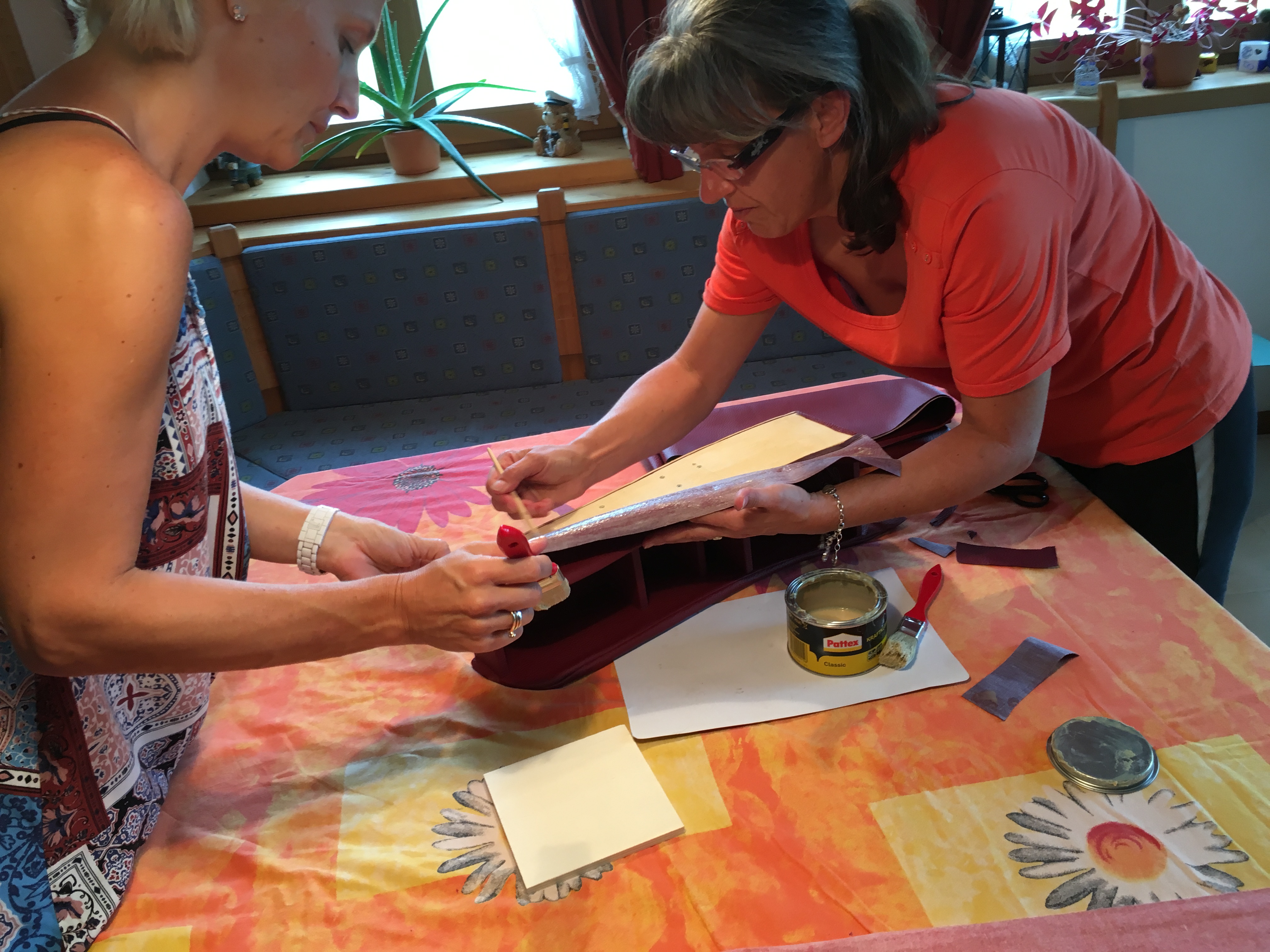 Kleben des Bezugsstoffs