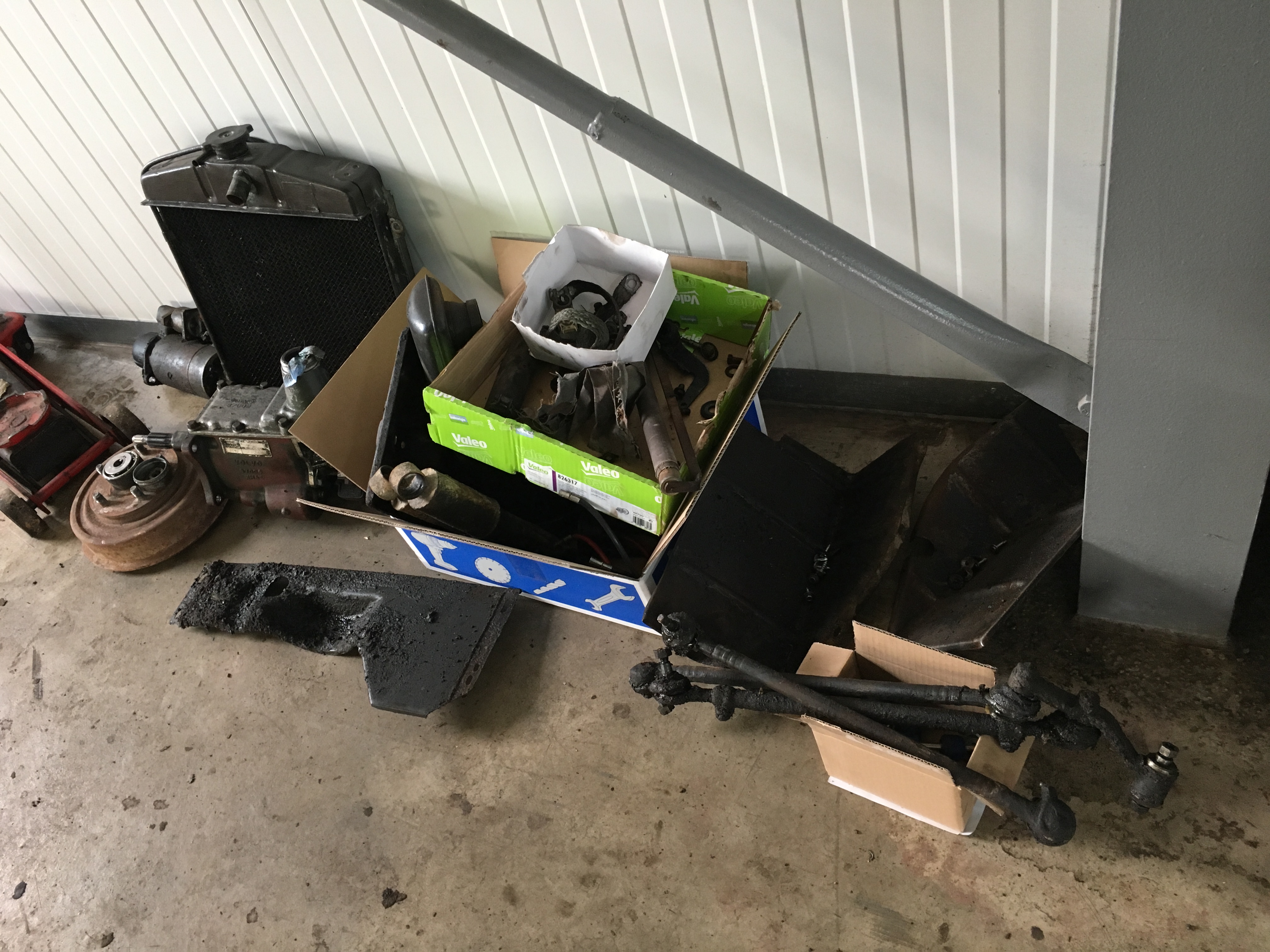 Ausgebaute Teile in der Garage