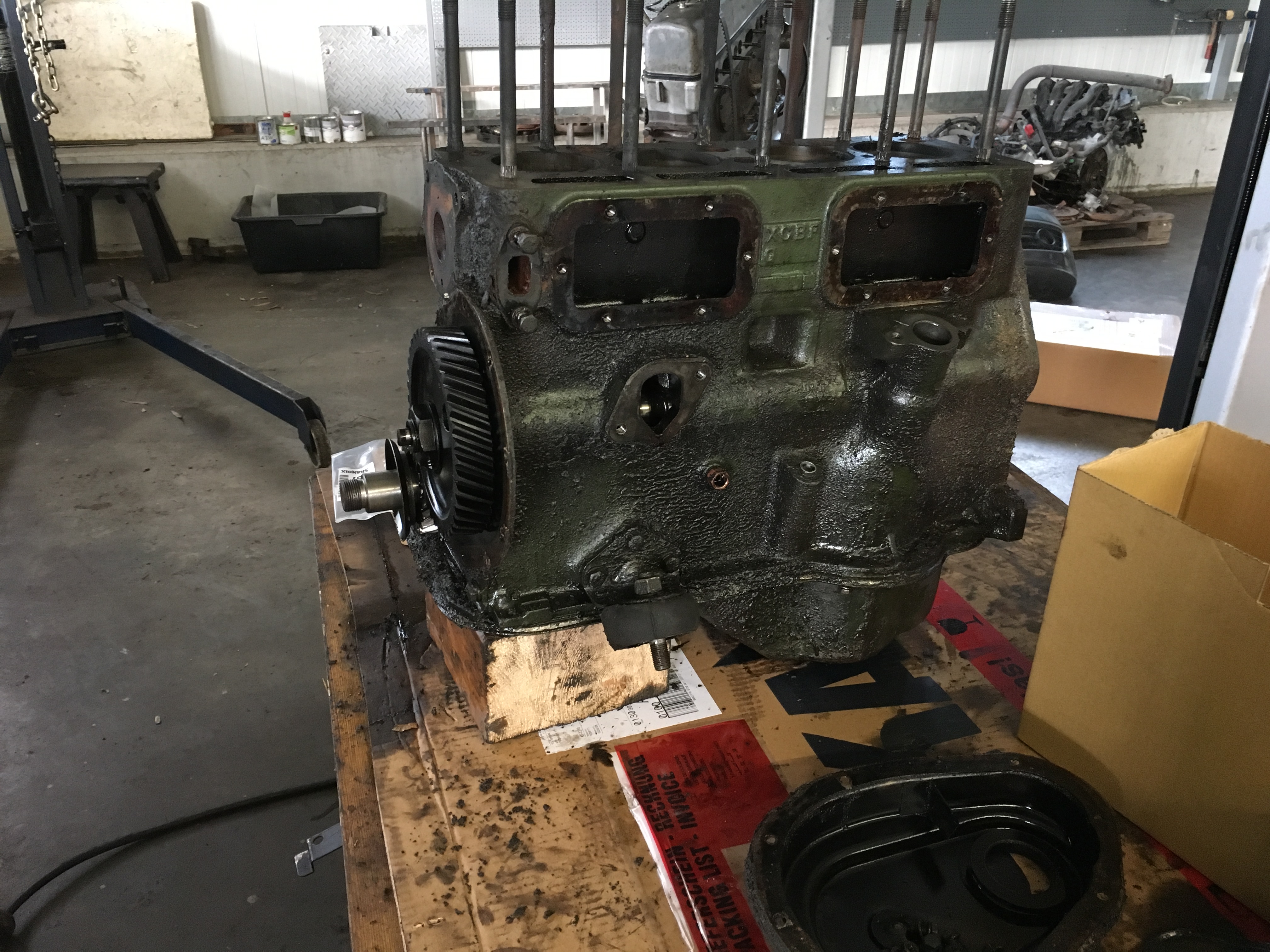 Motorblock in der Werkstatt