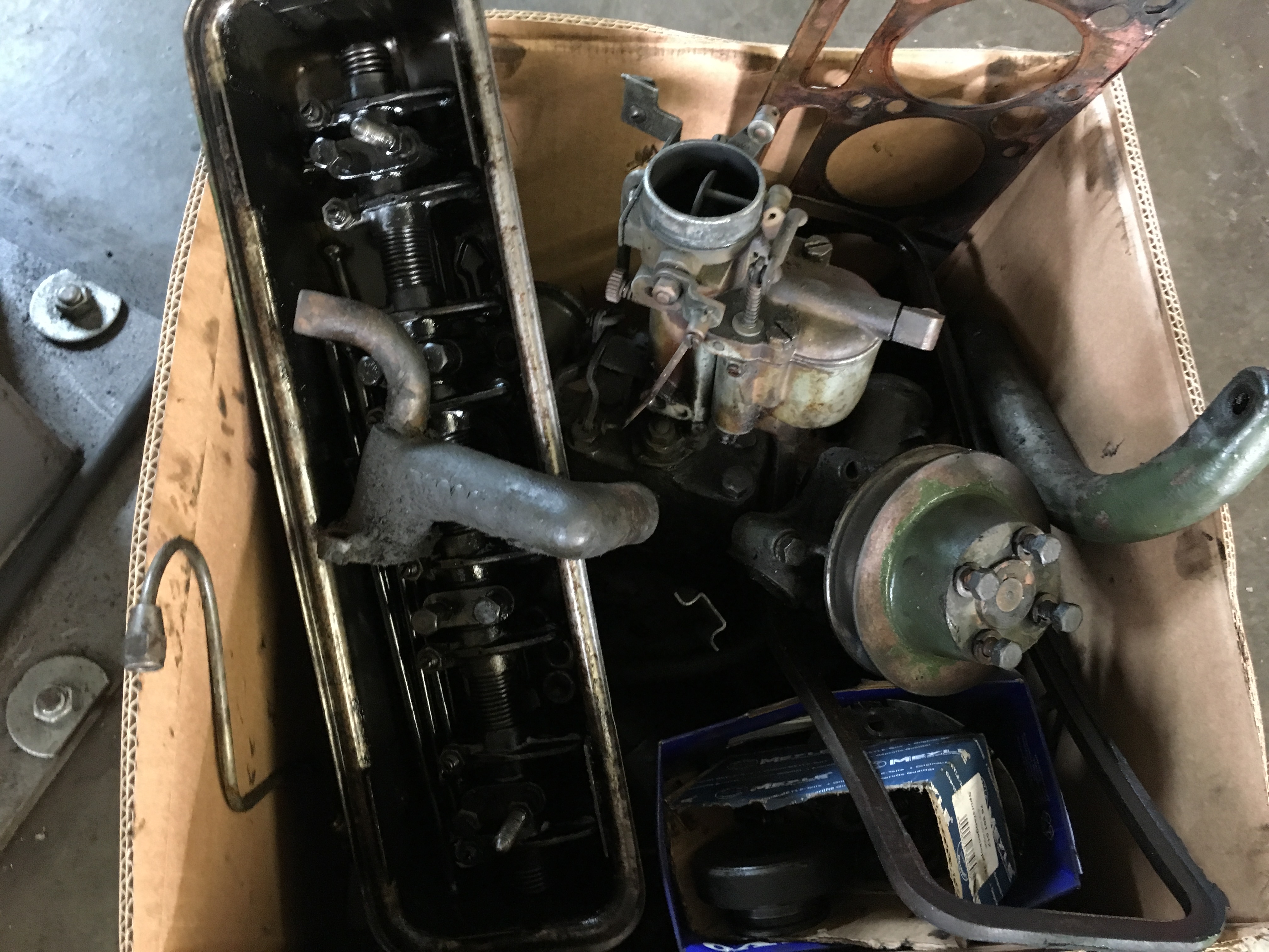 Ausgebaute Motorteile im Karton