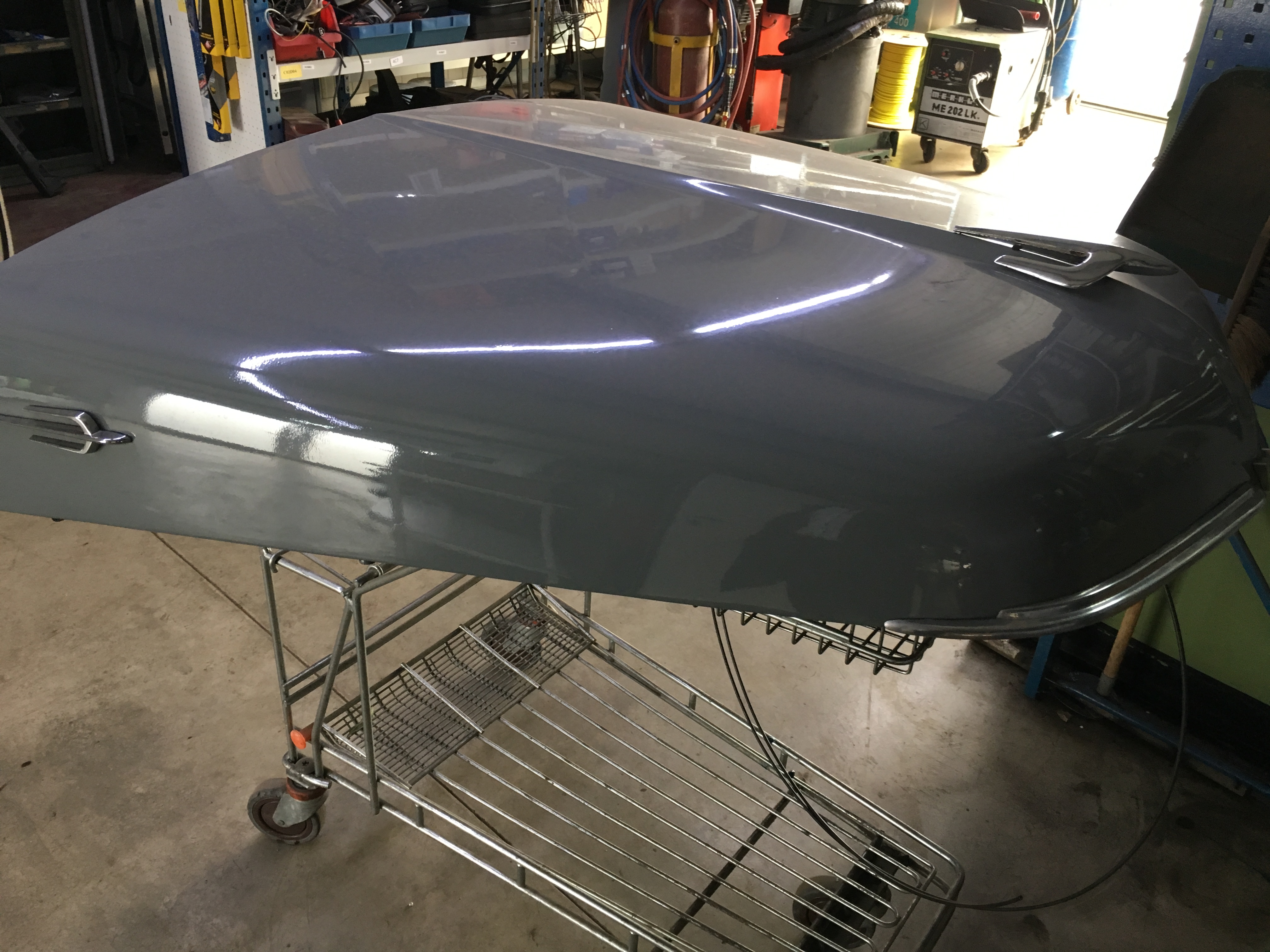 Frisch lackierte Motorhaube