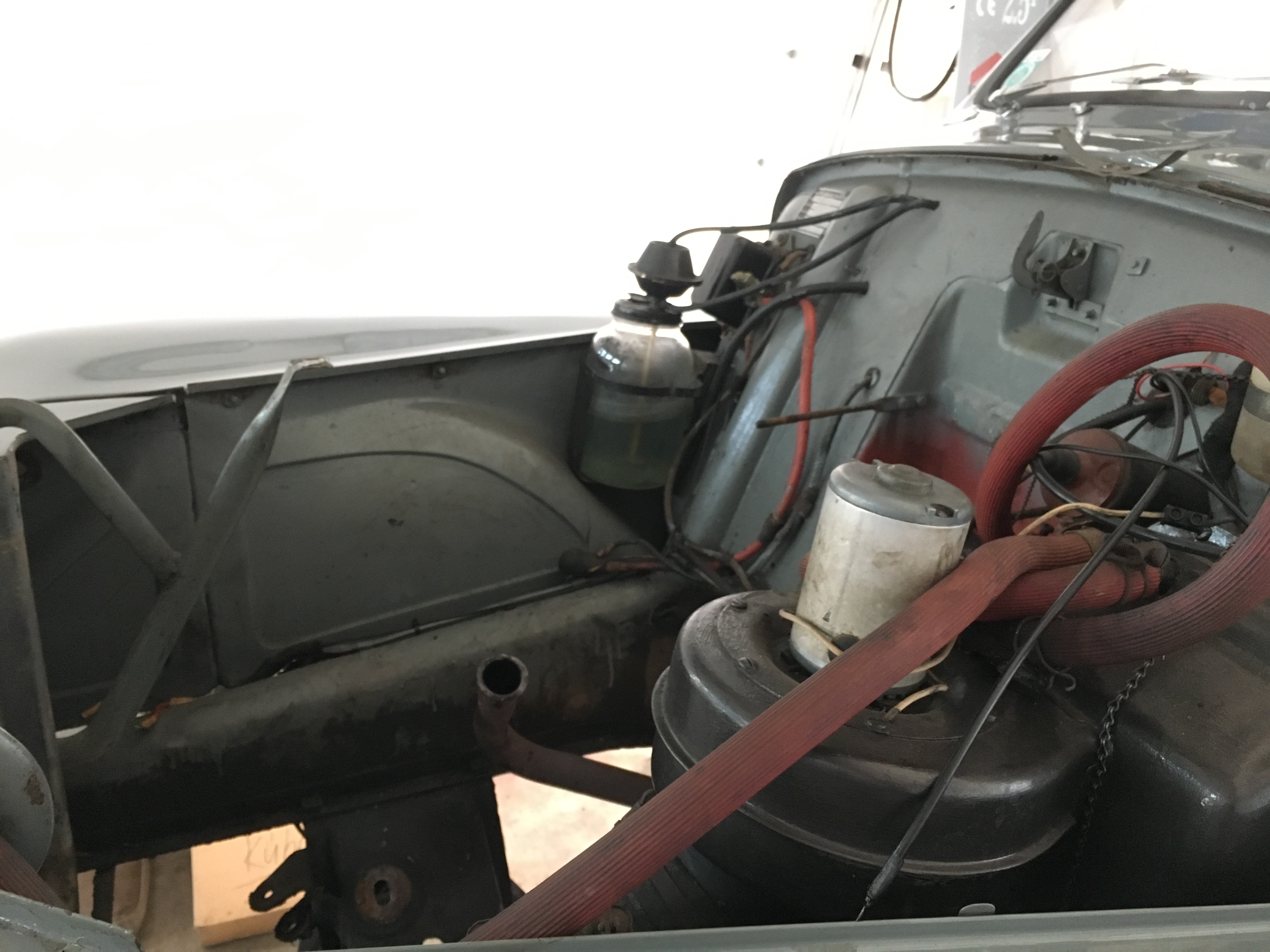 Motorraum mit neuen Leitungen und Kabeln