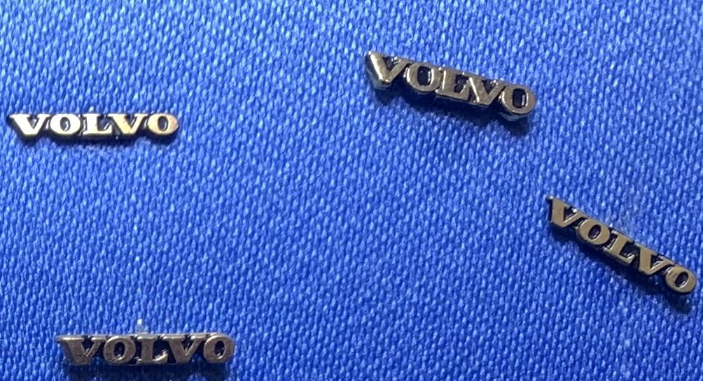 Schriftzug gold Pin 4x