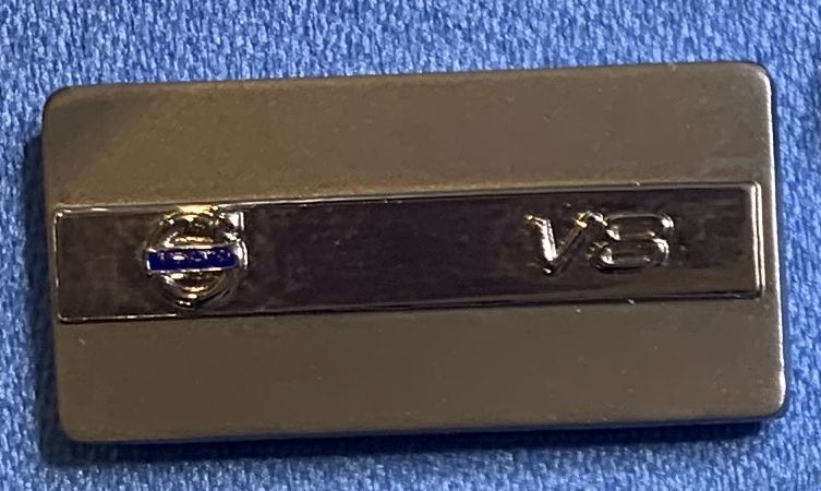 V8 Aluminiumschild Pin