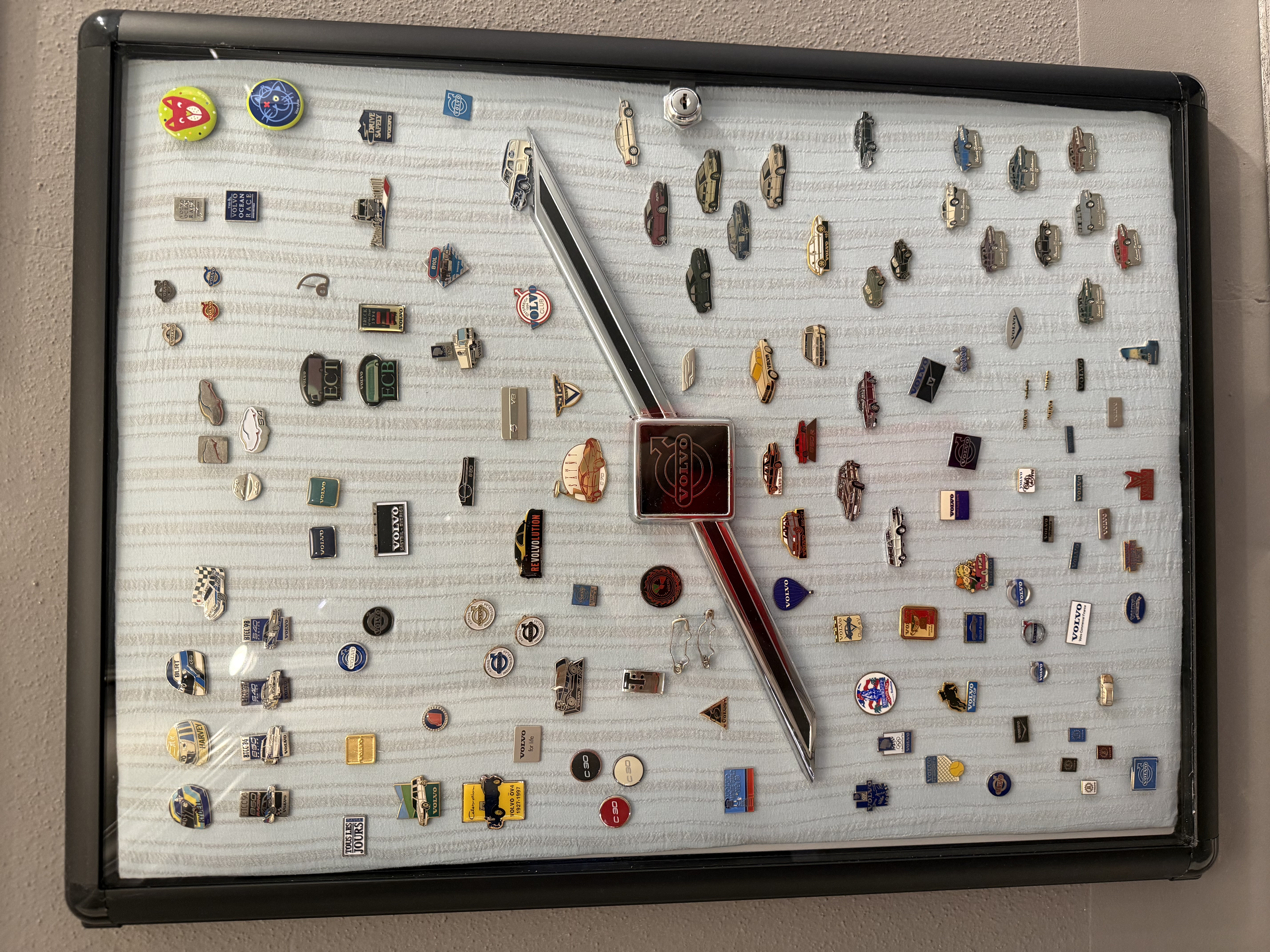 Volvo Pins Schaukasten