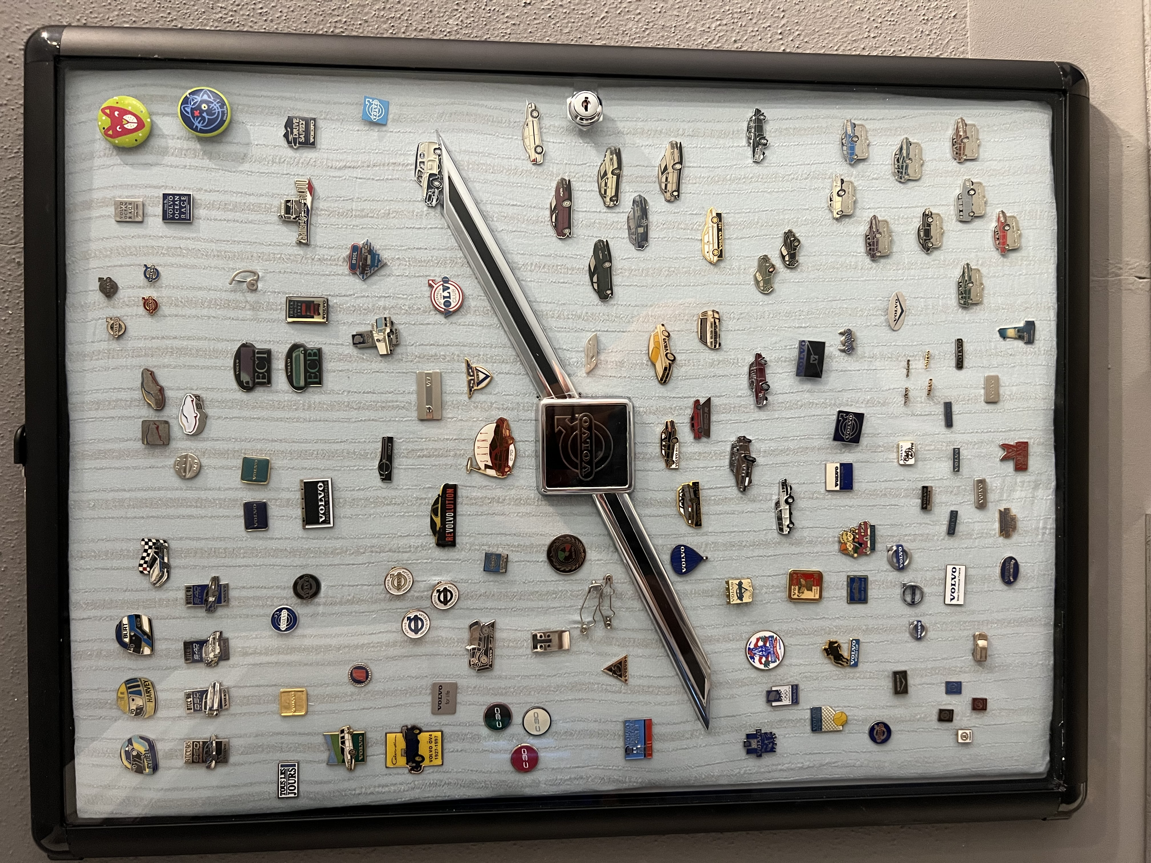 Schaukasten mit Volvo-Pins