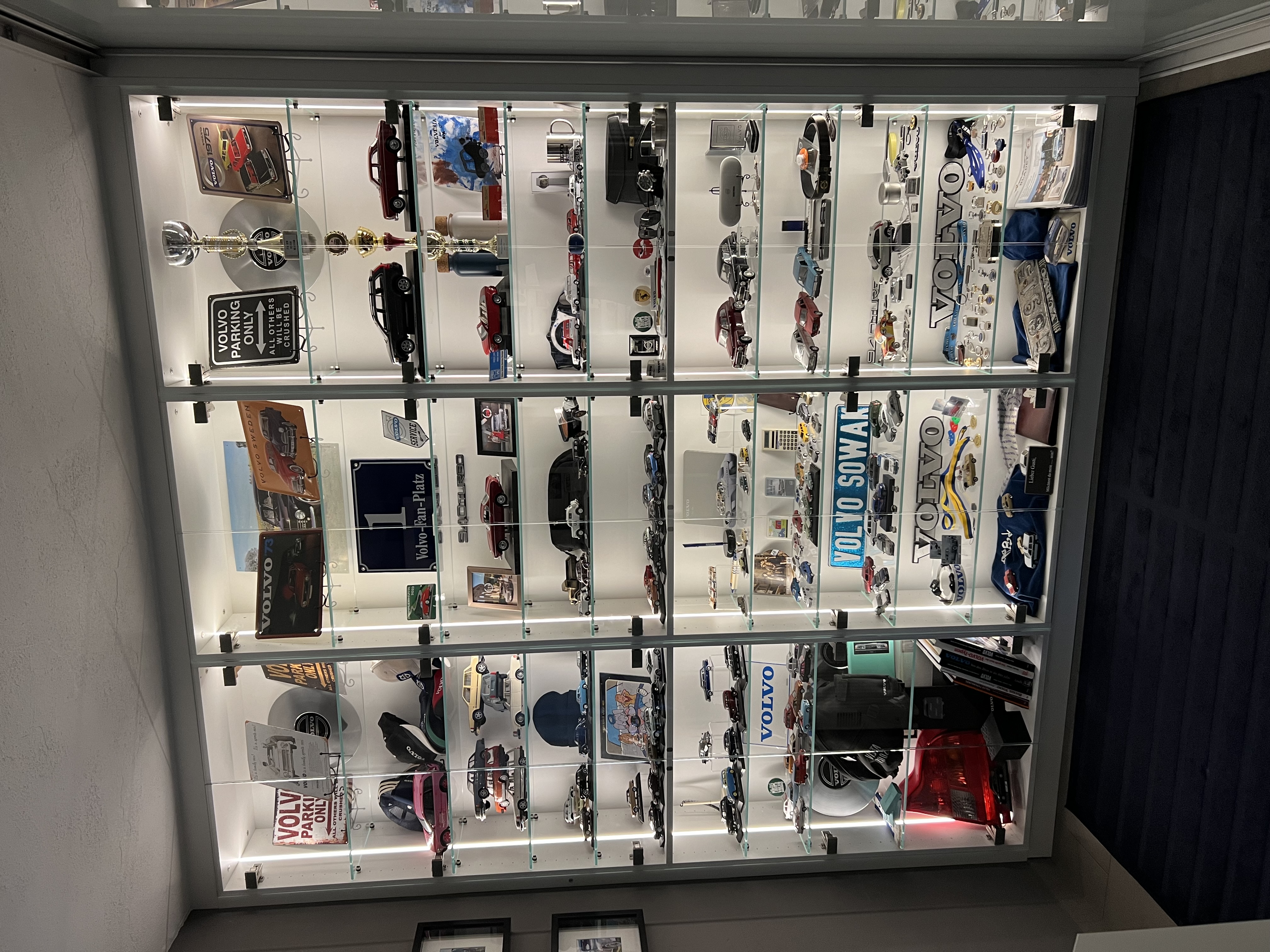 Neues Volvo Zimmer – Vitrine