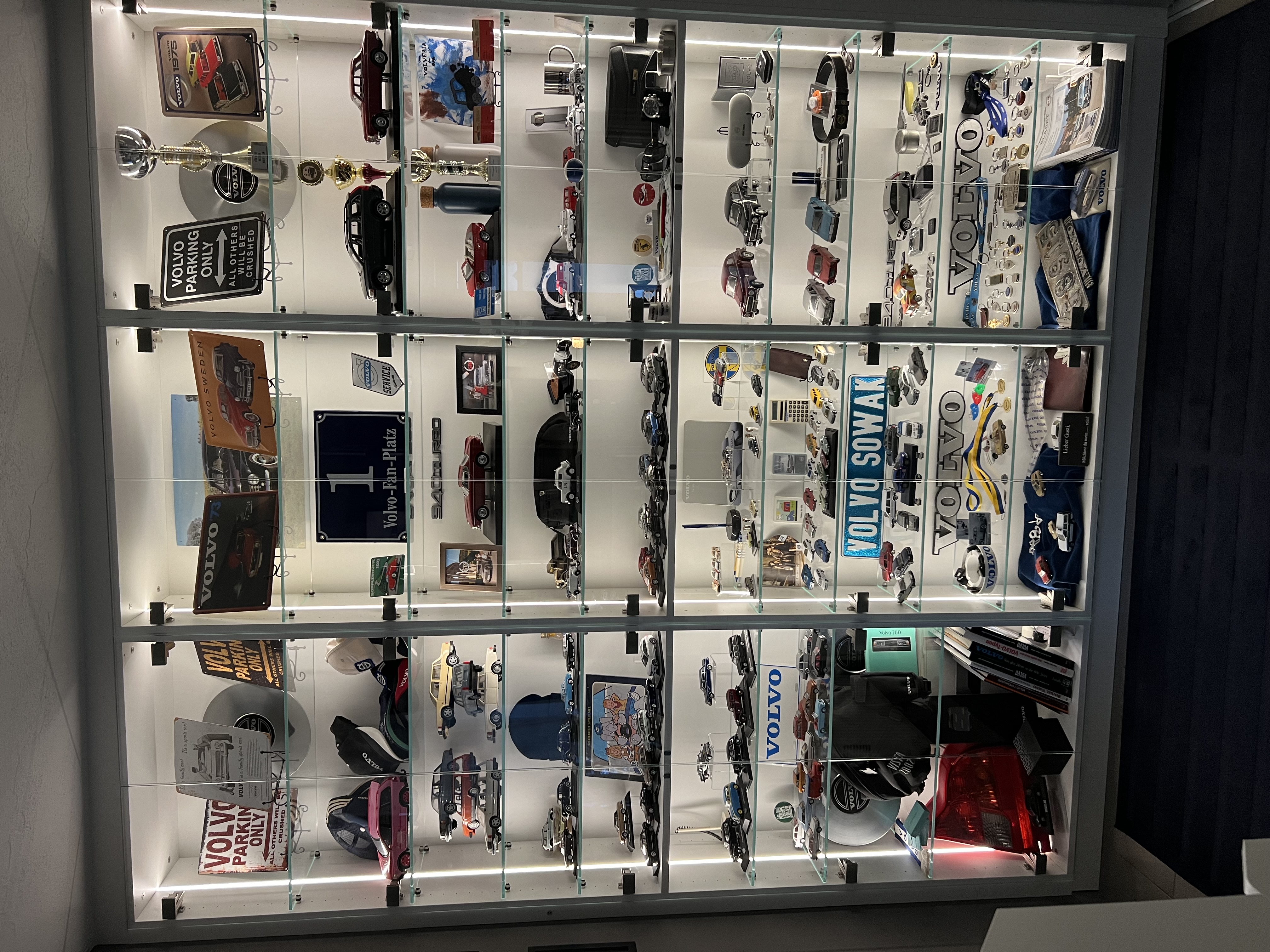 Neues Volvo Zimmer – Vitrine